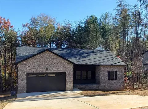 5751 Selkirk Dr, Hickory, NC 28601