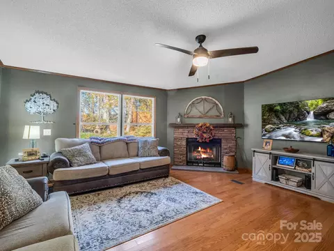 Living - 3970 Silver Trl, Morganton, NC 28655 photo 2 of 5