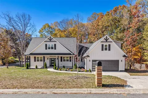 8946 Fallsdale Dr, Charlotte, NC 28214