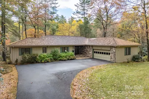 572 E Shore Dr, Lake Toxaway, NC 28747