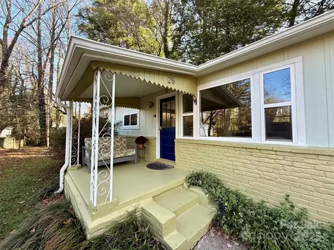 25 Sweet Clover Ln, Hendersonville, NC 28739