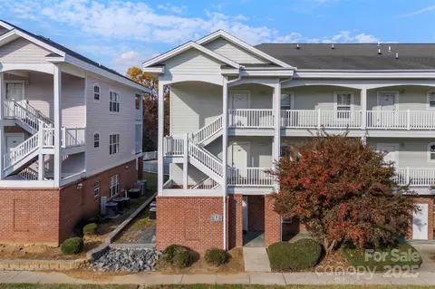 9271 Meadow Vista Rd, Charlotte, NC 28213