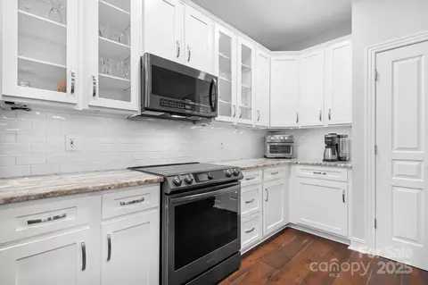 Kitchen - 20332 Colony Point Ln, Cornelius, NC 28031 photo 2 of 3