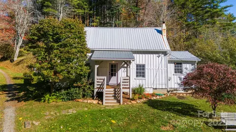 8 Gentry Hill Ln, Laurel Springs, NC 28644