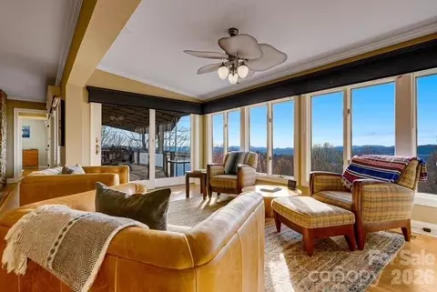 300 Roberts Dr, Hendersonville, NC 28739