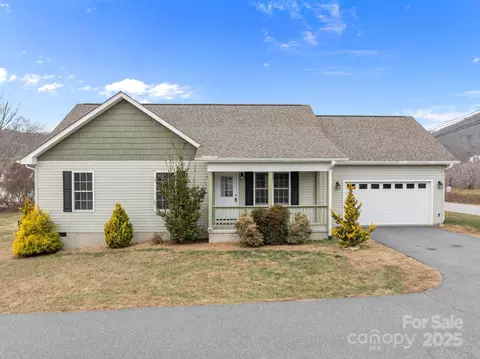 18 Trillium Meadows Ln, Hendersonville, NC 28792
