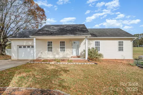 4980 Forest Ridge Dr, Hickory, NC 28602