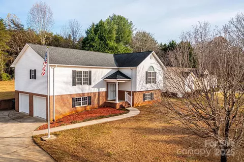 112 Meadowcreek Dr, Hudson, NC 28638