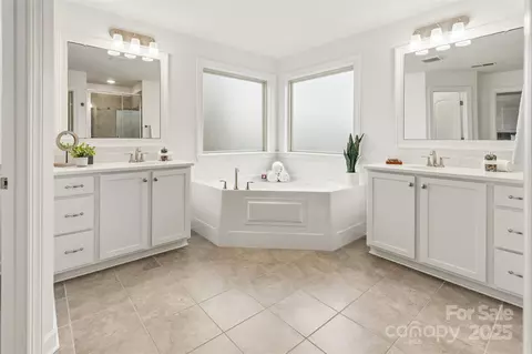 Bath - 16714 Setter Point Ln, Davidson, NC 28036 photo 2 of 2