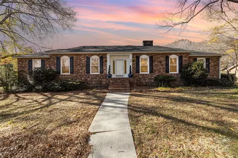 300 Gloucestershire Rd, Winston Salem, NC 27104