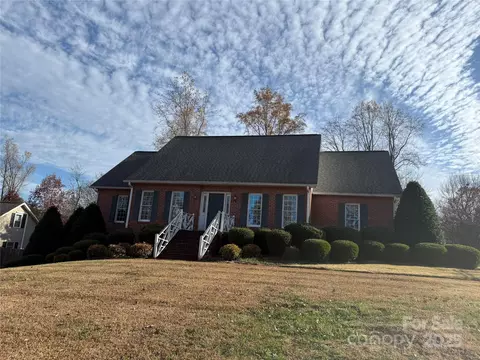 226 Countrywood Dr, Forest City, NC 28043