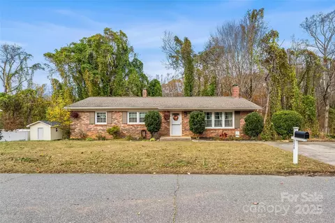 320 Morehead St, Morganton, NC 28655