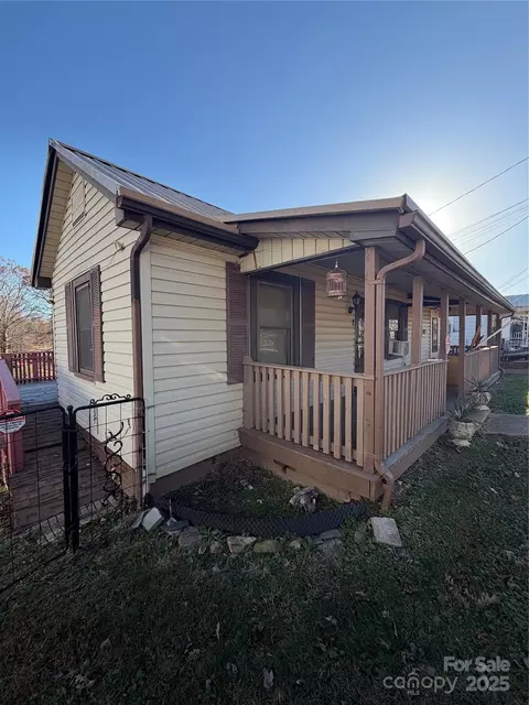 286 School St, Marion, NC 28752