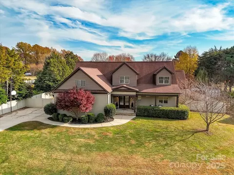111 Aqua Dr, Mooresville, NC 28117