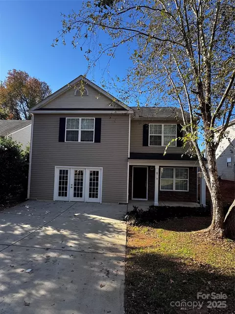 8719 Oak Ne Dr NE, Charlotte, NC 28269