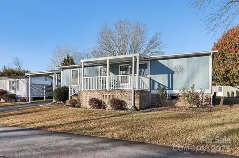 302 Meadowbrook Ct, Hendersonville, NC 28792