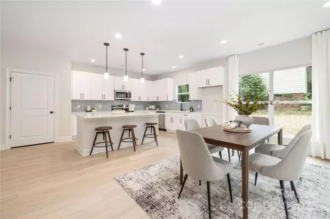 7034 Lakeside Dr, Charlotte, NC 28215