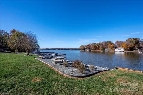 1851 Waterford Pointe Rd, Lexington, NC 27292