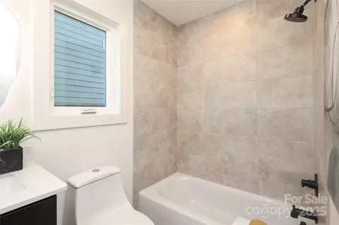 Bath - 1007 Everett Pl, Charlotte, NC 28205 photo 6 of 9