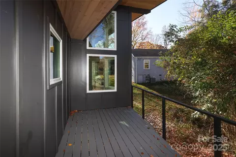 Exterior - 1007 Everett Pl, Charlotte, NC 28205 photo 4 of 8