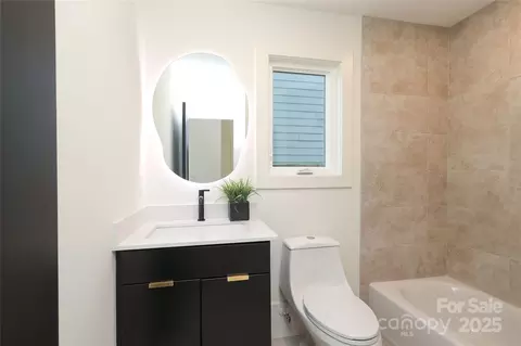 Bath - 1007 Everett Pl, Charlotte, NC 28205 photo 7 of 9
