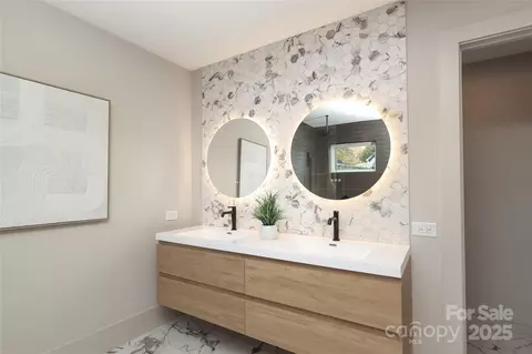 Bath - 1007 Everett Pl, Charlotte, NC 28205 photo 4 of 9