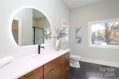 Bath - 1007 Everett Pl, Charlotte, NC 28205 photo 8 of 9