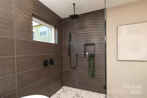 Bath - 1007 Everett Pl, Charlotte, NC 28205 photo 3 of 9