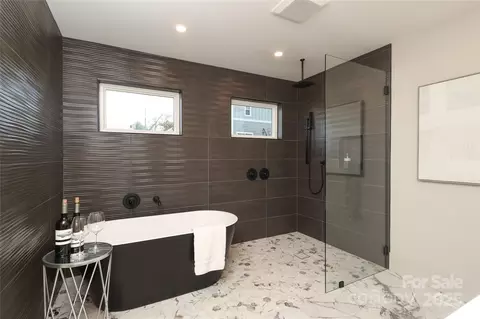 Bath - 1007 Everett Pl, Charlotte, NC 28205 photo 2 of 9