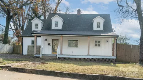 203 Morehead St, Morganton, NC 28655