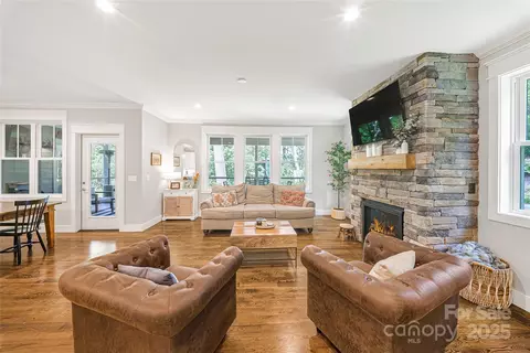 218 Barnrock Dr, Mills River, NC 28759