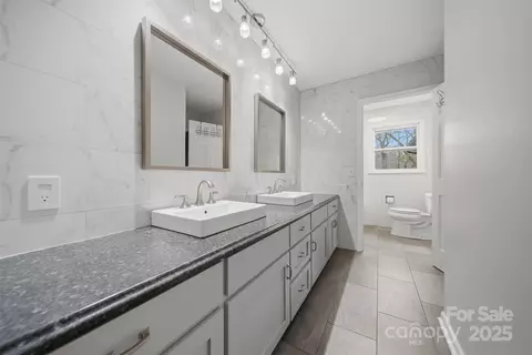 Bath - 219 Settlemyre Rd, Morganton, NC 28655 photo 2 of 5