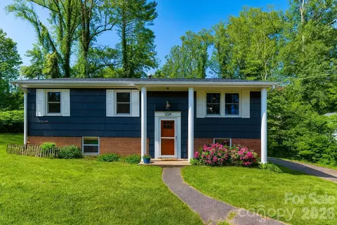 1226 Pinebrook Cir, Hendersonville, NC 28739