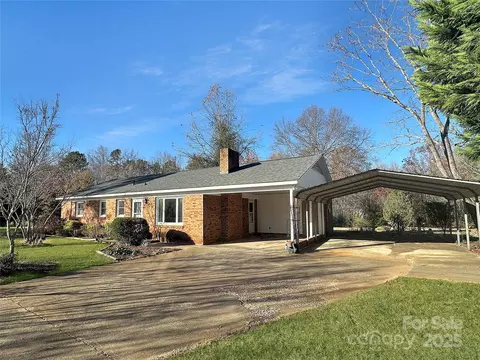 1451 Meandering Ln, Lincolnton, NC 28092