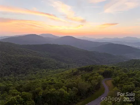 591 Garden Ln, Hendersonville, NC 28792