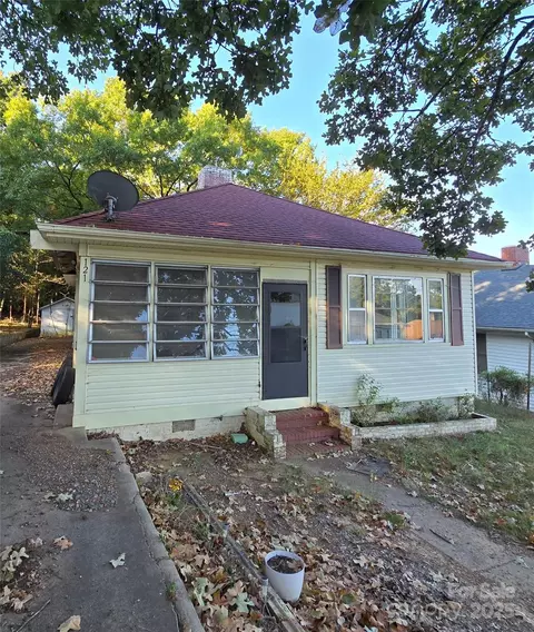 121 Falls Rd, Badin, NC 28009