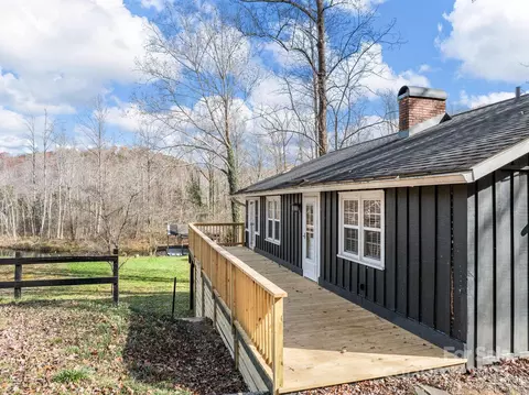 1420 W Lakeshore Dr, Landrum, SC 29356
