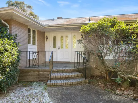 110 Yardley Ct, Hendersonville, NC 28739