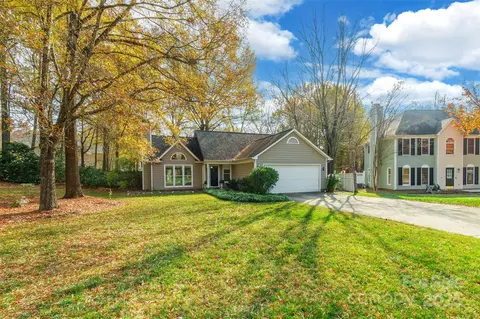2418 Kirkholm Dr, Matthews, NC 28105