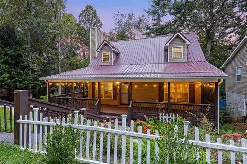 28 Grove Garden Ave, Candler, NC 28715
