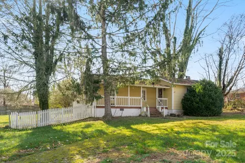 119 E Walker St, East Flat Rock, NC 28726