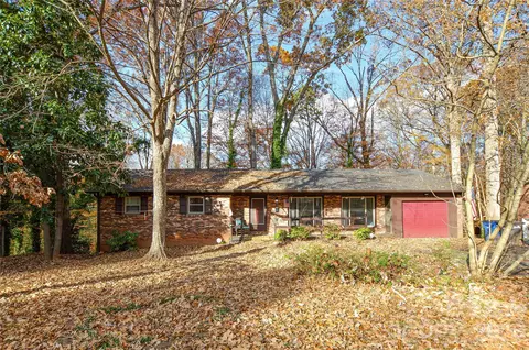1405 Forest Park Dr, Statesville, NC 28677