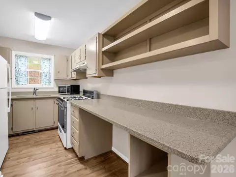 Kitchen - 38 Renea Dr, Brevard, NC 28712 photo 2 of 4