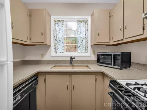 Kitchen - 38 Renea Dr, Brevard, NC 28712 photo 3 of 4