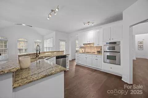 Kitchen - 7909 Bay Pointe Dr, Denver, NC 28037 photo 4 of 6