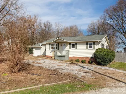5057 Howard Gap Rd, Flat Rock, NC 28731