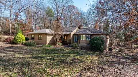 515 N Shore Dr, Hickory, NC 28601