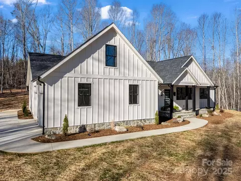 135 Hilltop St, Morganton, NC 28655