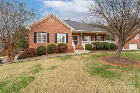 135 Suntree Dr, Advance, NC 27006