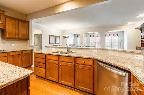 Kitchen - 2050 Yellowstone Dr, Fort Mill, SC 29707 photo 5 of 7